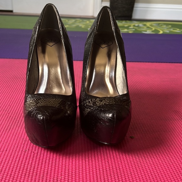 2b Bebe super high black/snake print platforms - Picture 8 of 9